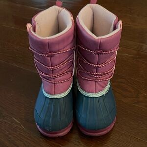 OshKosh B’Gosh girls snow boots. Size 13. Lightly worn.